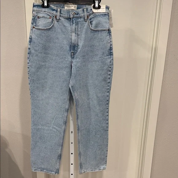 NWT A&F Ultra High Rise Ankle Straight Jeans 10/30 - Picture 2 of 8